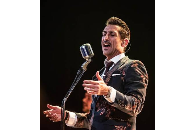 Danny Vera aan de microfoon